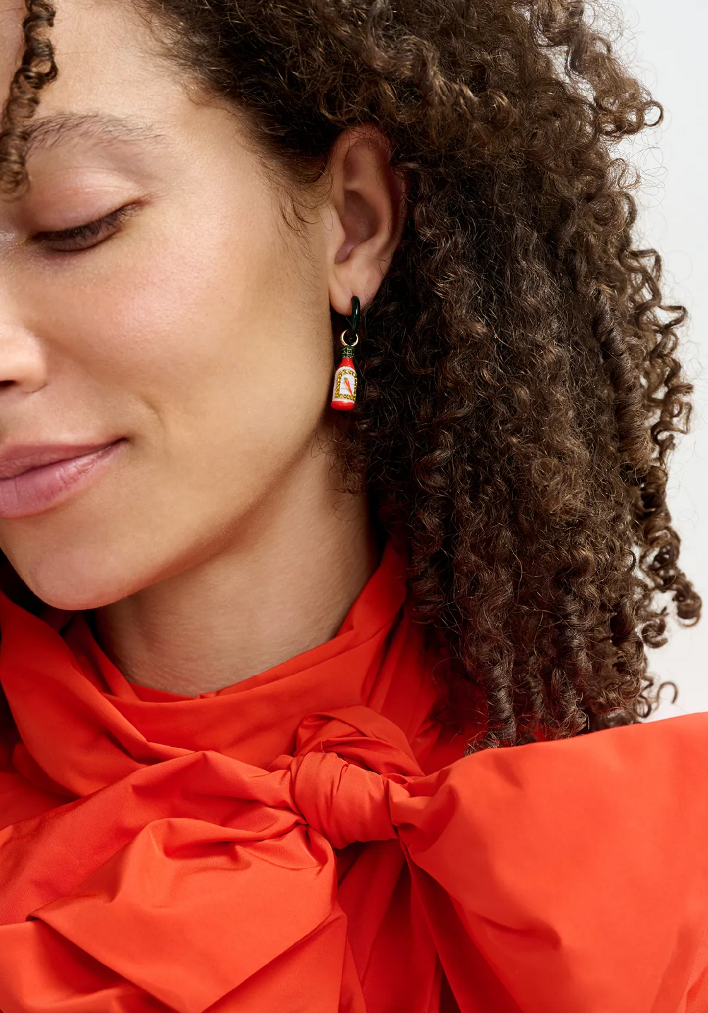 ESSENTIEL ANTWERP Black hoop earrings with crocodile and hot sauce pendants