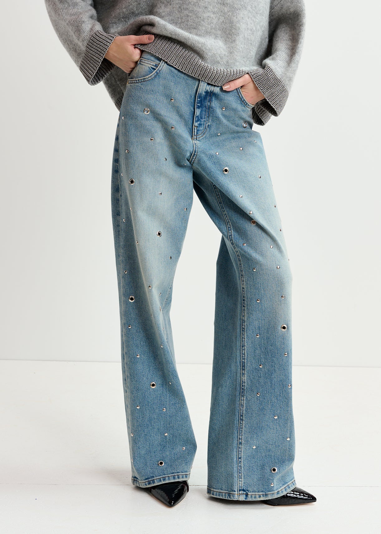 ESEENTIEL BY ANTWERP BLUE EYELET ENVEKKUSGED JEANS