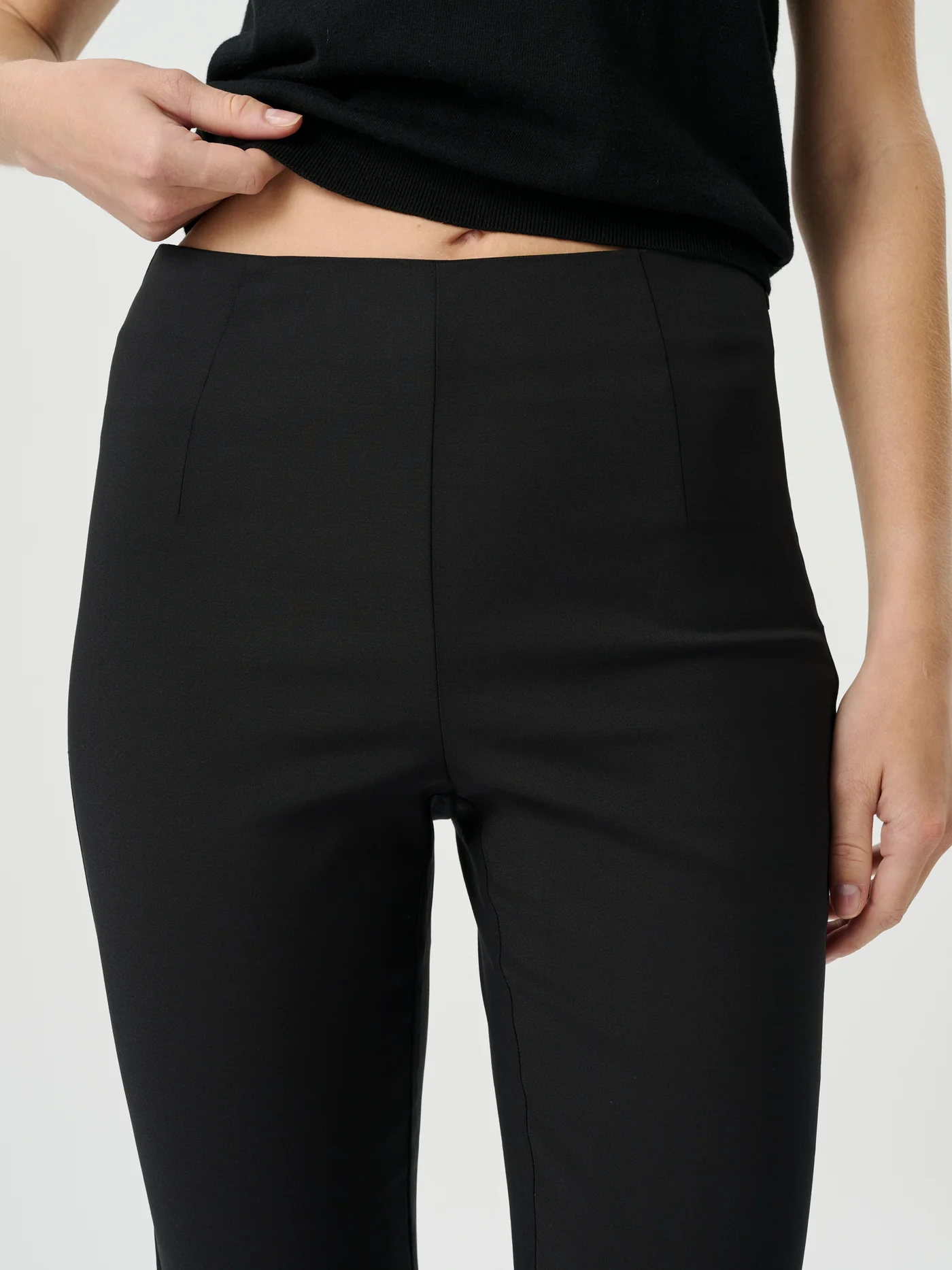 Roame. Alfie Capri Black