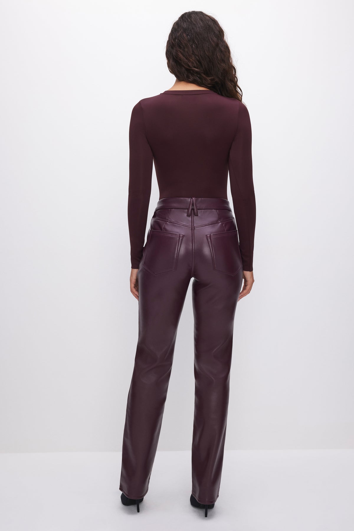 Good American GOOD ICON FAUX LEATHER PANTS - Malbec